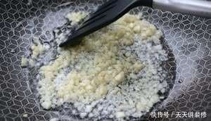 扇贝肉蒸粉丝,配上蒜蓉酱,儿子说特别好吃,终于解馋了