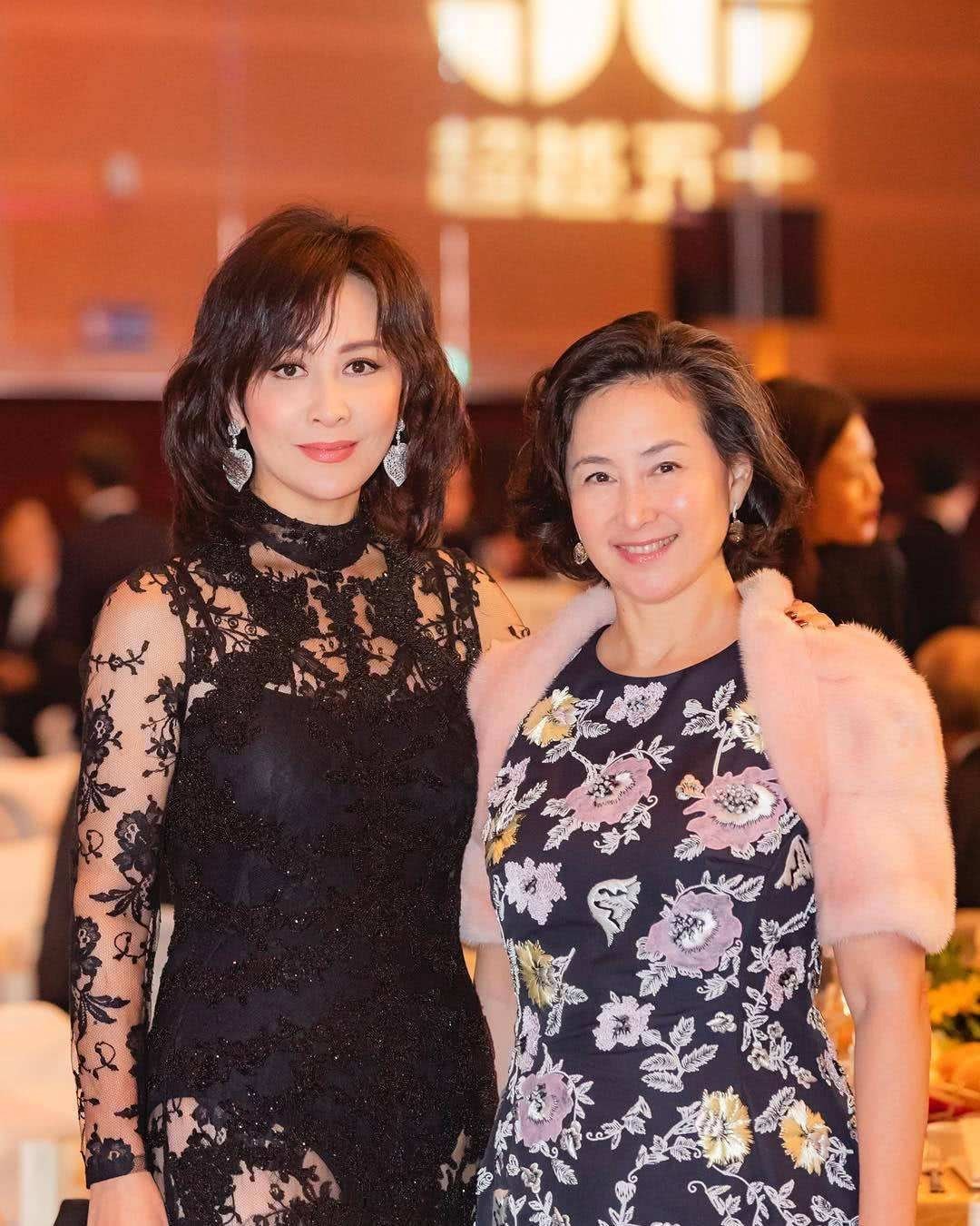 何超琼衣服品味真好!穿一件皮草披肩搭配连衣裙,秒变“贵妇”