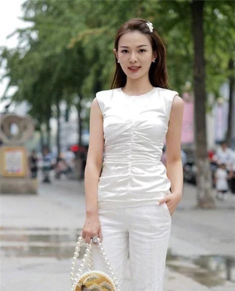 紧身裤|街拍:美女穿蓝色上衣配黑色紧身裤,长发飘飘,魅力无限