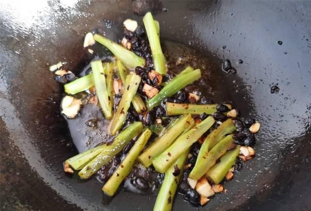 豆豉鲮鱼油麦菜怎样做好吃?教你炒制小技巧,油麦菜颜色翠绿不黄