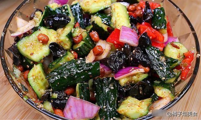 饭店里“凉拌黄瓜”为啥那么好吃大厨多加这一步，比肉还香