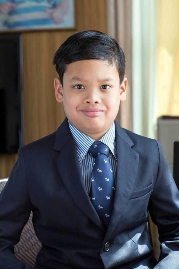 泰王15岁独苗小王子变机灵跪着给太后竖大拇指穿西装越长越帅