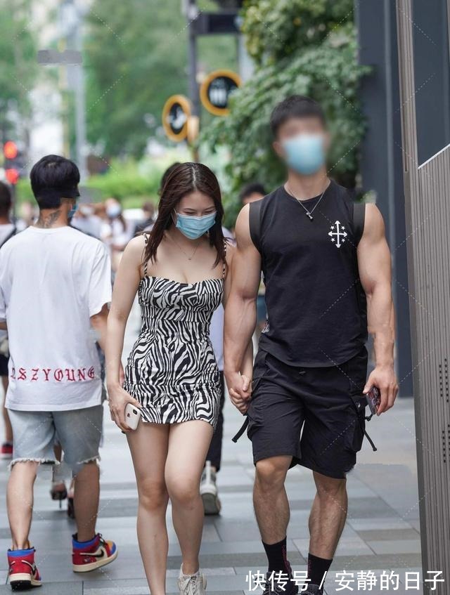 高跟鞋 黑白色组合很经典,条纹图案设计的连衣裙很漂亮!