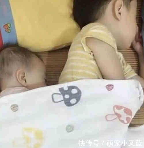 广东|广东哥哥和妹妹在睡觉, 妈妈掀开被子, 看到的画面好暖心, 二胎生对了