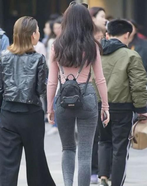 身材高挑|身材高挑的美女，一件白色长款外套，仙女利落很显名媛气质