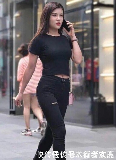 牛仔裤适合各种搭配,凸显女性时尚甜美的气质