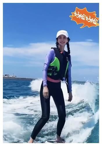 b刚录完《跑男》，baby就去冲浪，摔15次不放弃，登热搜第一被质疑