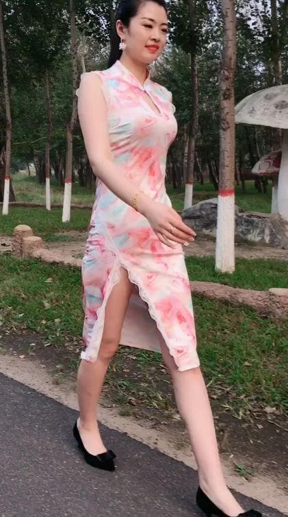 身材 小姐姐开叉旗袍到腰线,凹凸性感“遮挡不住”,网友身材有料