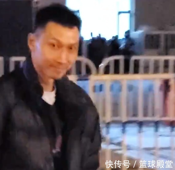 周鹏|辽粤赛后！场外挤满球迷，杜锋搂徐杰，周鹏击掌球迷，阿联腼腆