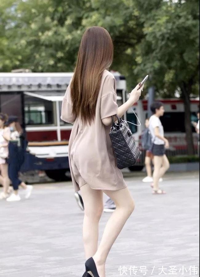 修身短裙|美女街拍:魅力女神身穿修身短裙,身段迷人肌肤胜雪,让人眼前一亮!