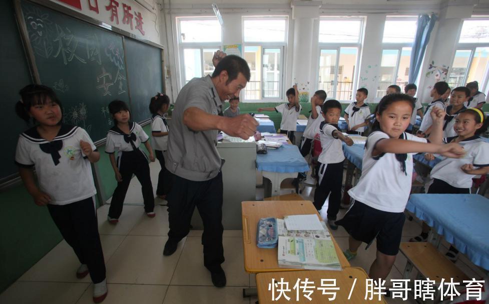 |小学生作文《借钱》走红,内容幽默逻辑思维优秀,老师:满分!