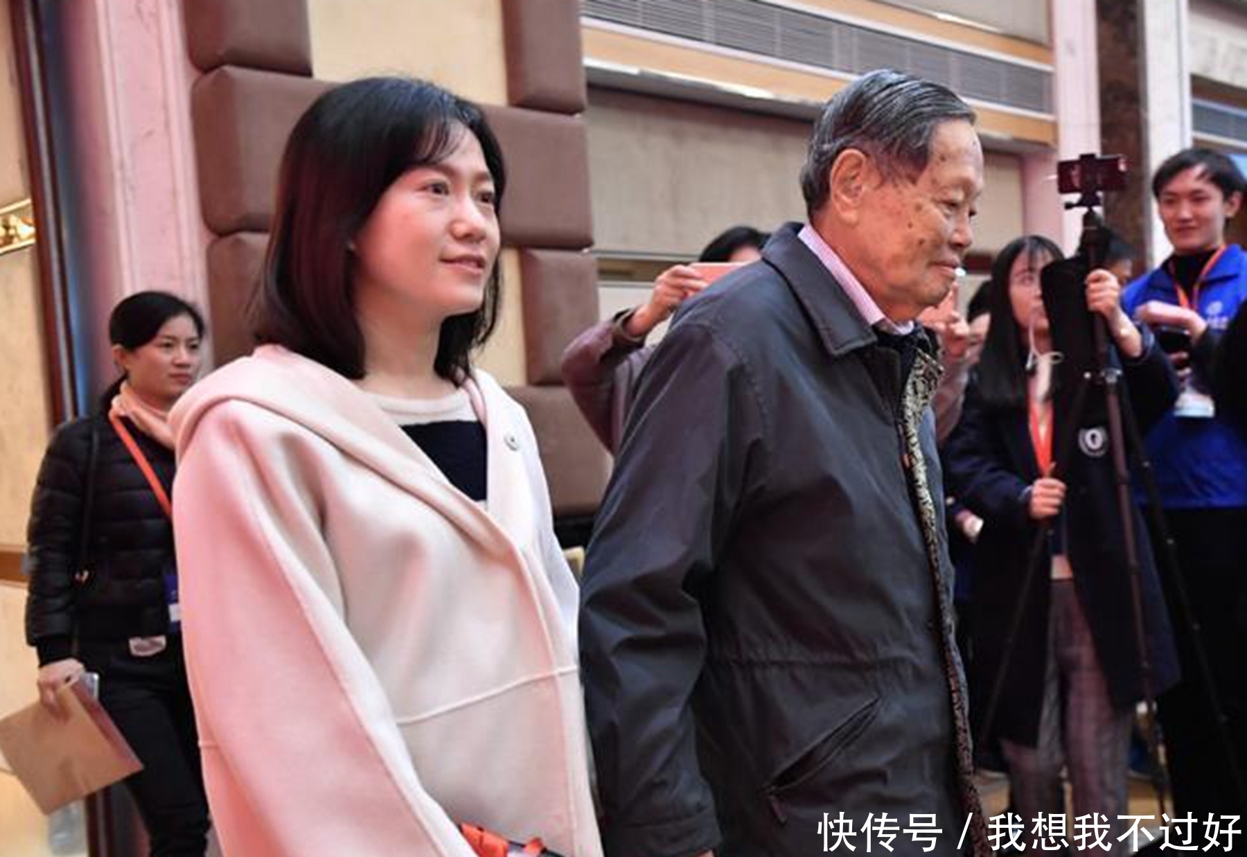 相伴17年,98岁杨振宁允许翁帆改嫁,遗产却