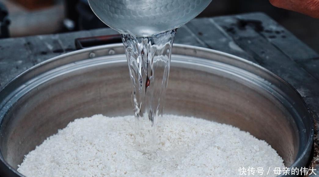 煮米饭时,别只加清水下锅,水里多加2味,米饭香甜全家爱吃