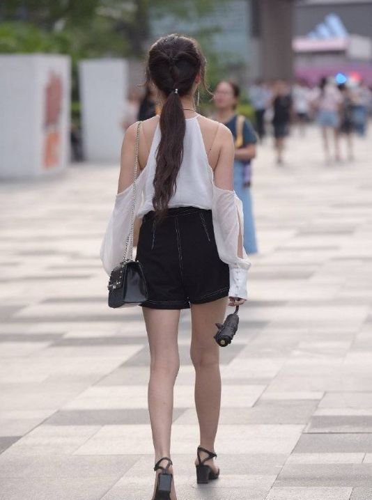 街拍集:牛仔短裤小姐姐优雅的气质,成为人群中的焦点