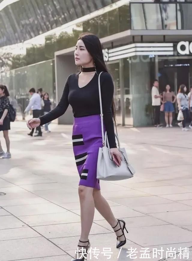 街拍:高冷范的时装吸引眼球,打底衫配紫色半身裙,美丽又高雅