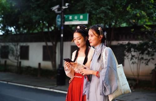 学生们$将校服换成汉服为啥行不通?无外乎这3个原因,呼声大也没办法