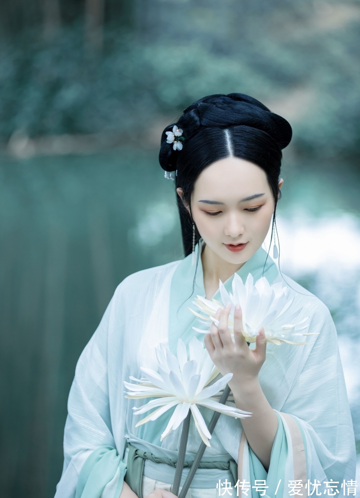 紫绛|诗词丨他日东风梳草绿,再将诗韵点红唇