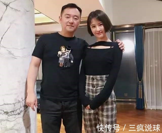 国乒|孔令辉一身正装亮相,与现场宾客豪爽干杯,重回国乒流言愈演愈烈