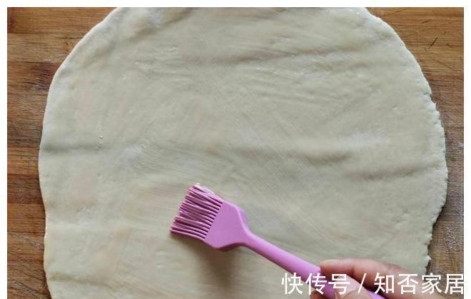 面粉|家庭版红糖烧饼,金黄酥脆香甜美味,咬一口酥的掉渣