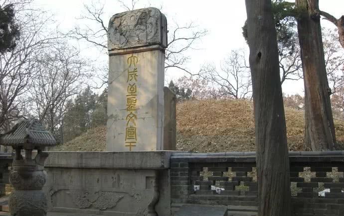 孔子|康熙拜孔墓不肯下跪,孔子后人将碑文改掉3字,康熙立马下跪