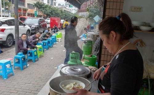 最“寒酸”的面馆,露天就餐,还能排队10米远,一天卖出800多碗
