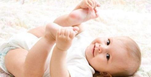 蹬腿|为何孩子睡觉时总爱蹬腿伴随这种情况,往往暗示你家娃正在猛长