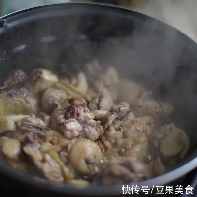 别怪我没提醒你，这道板栗烧鸡块一吃就上瘾