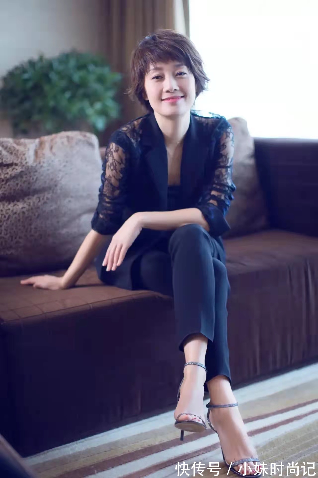 与众不同 马伊琍离婚后越来越潇洒,西装配镂空魅力十足,口红瞬间“减龄”