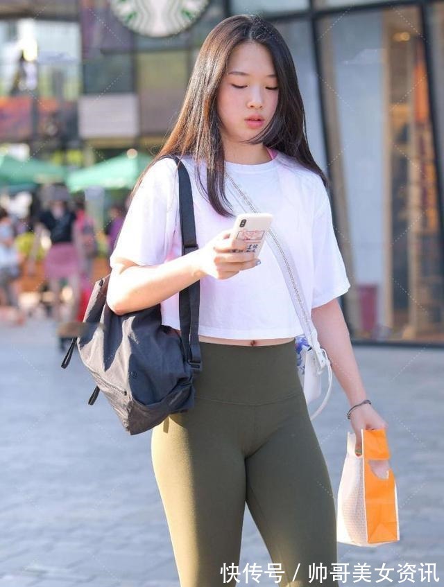 紧身衣 军绿瑜伽裤和白色吊带,修身舒适,简单创造休闲风格!