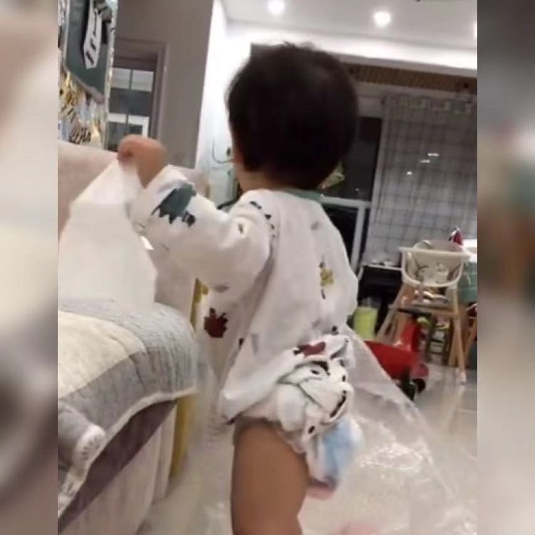 宝宝|萌娃按照亲妈的“指令”拿纸巾火了,网友:真是被安排得明明白白