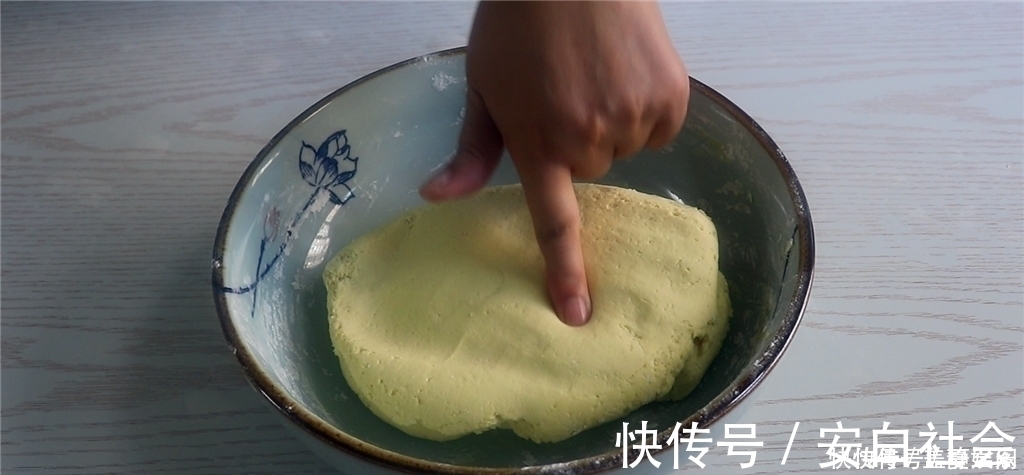 糯米粉换个做法真好吃,外酥里软不粘牙,比油炸糕还简单