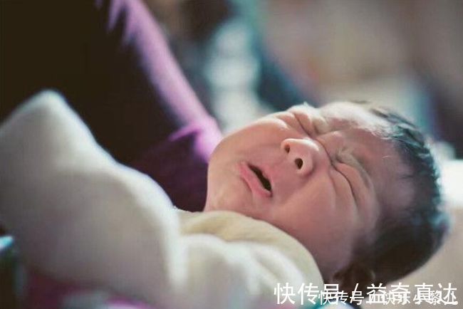 安抚物|宝宝睡觉时喜欢“抱大腿”,宝妈累到腿抽筋,是娃有了坏习惯吗?