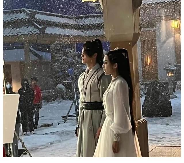 古力娜扎被爆同时拍两部戏,网友:找到她演技不好的原因了