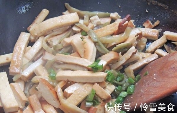 香干要怎么做才能柔软又入味？原来放水有讲究，出锅之后比肉好吃