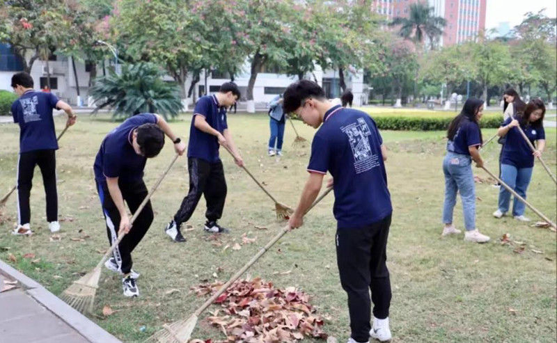 不负春光“犇”向新学期 大学校园迎来返校学子