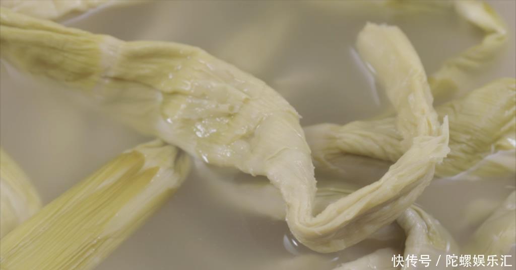  笋干老鸭煲|冬季这菜最适合“补嘴空”，汤汁鲜咸微甘，清亮不油腻，更好吸收