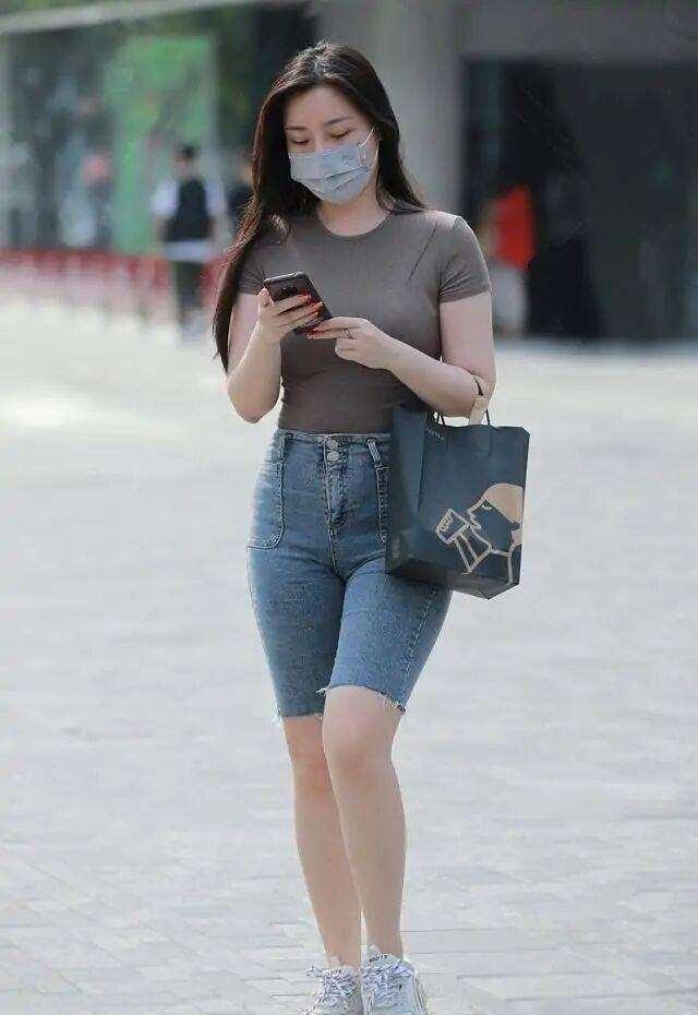 打底裤|灰色连衣裙休闲简约,配上小白鞋,动感连衣裙穿搭技巧分享给你