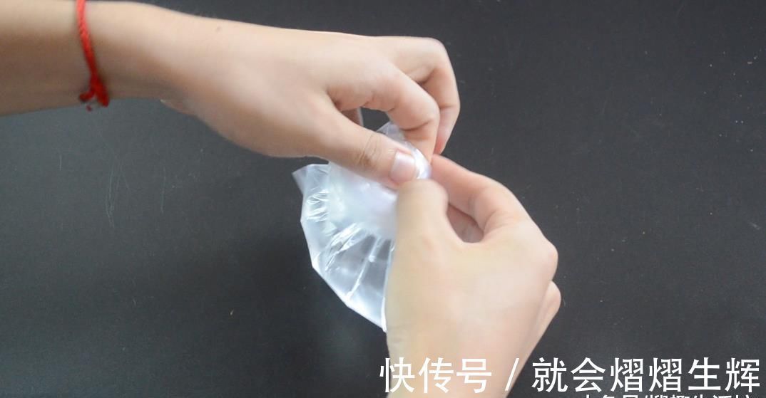 花盆上放一个塑料袋, 没想到还有这个妙用, 看完这招你会感谢我的