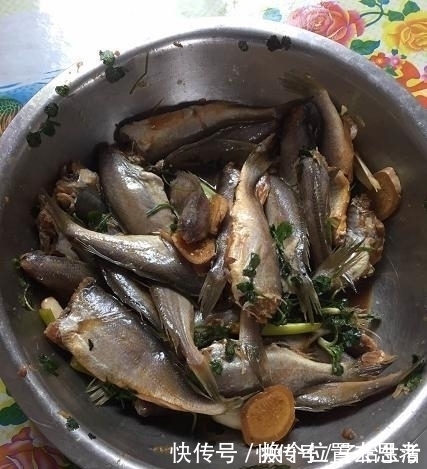 农村美食，这样的炸鱼方式，还是头一次见！