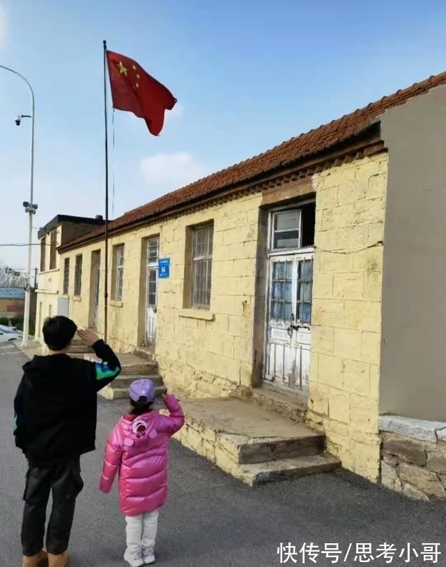 军礼|接地气!王楠回农村铁锅炖鱼有模有样，儿子女儿对着国旗行军礼