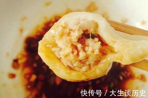 好吃|酸菜饺子好吃有诀窍,教你调馅的正确方法和用料,饺子不好吃才怪