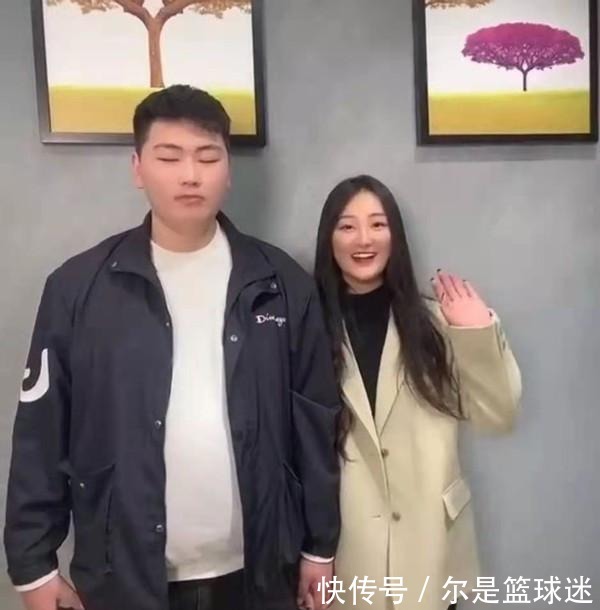 陈亚男|大衣哥亲家母太时髦!娃娃脸还浓眉大眼齐刘海,跟闺女跳舞像姐妹