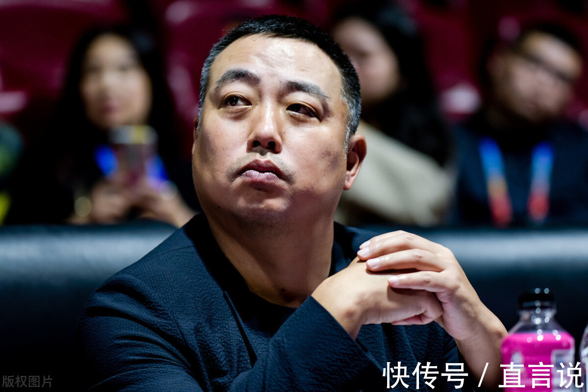 球迷|国乒圆满结束隔离,孙颖莎机场两个动作太吸粉,刘国梁没看走眼
