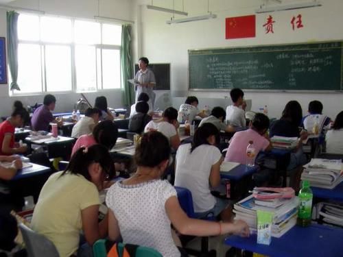 学校规定严禁公布考试排名，家长不解：孩子成绩退步了你负责吗？