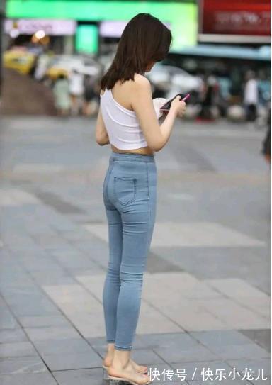 凉鞋 挂肩白色背心搭配紧身牛仔裤,修身时尚贴身舒适,很有独特感