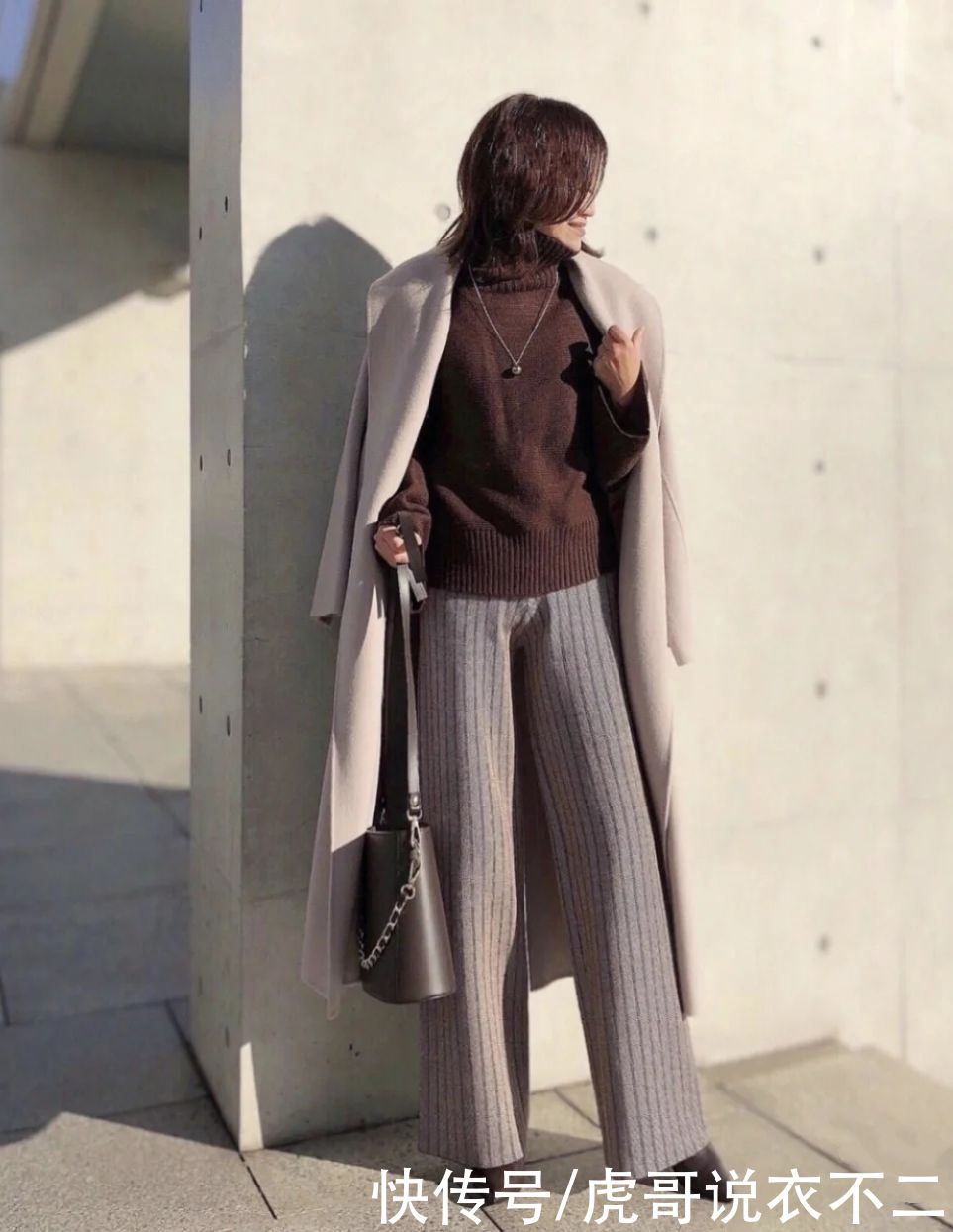 50岁女人冬季穿衣要年轻点，看日本博主示范，每一套都好优雅