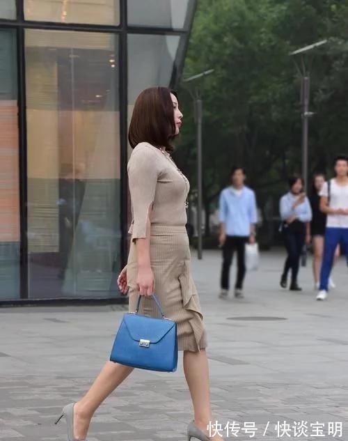 小腹 白色针织短款小衫,露出的平坦小腹,也是十分吸引眼球
