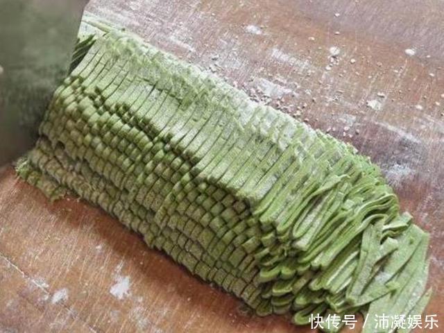 领导来家吃饭,婆婆只做一碗面条招待,端上桌领导笑开了花!