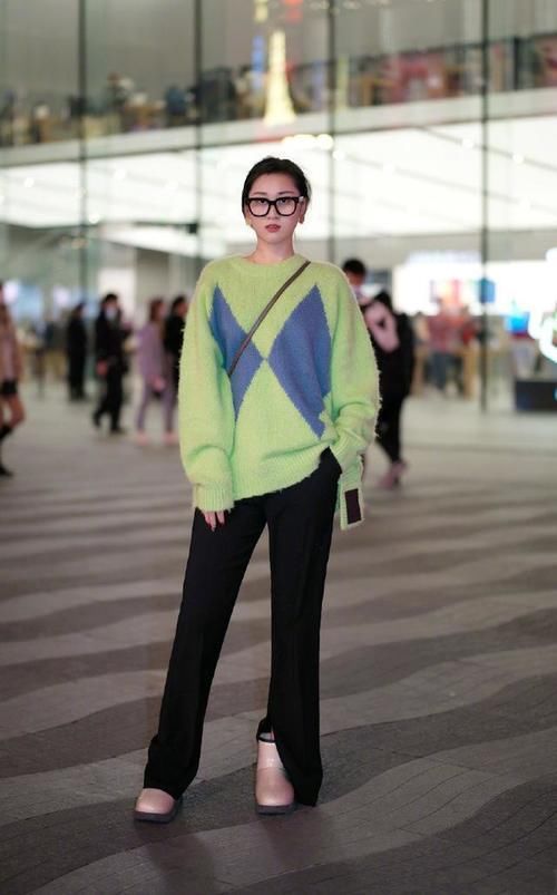 针织衫+小白裤，造型既吸睛又不会过于跳脱，很是养眼