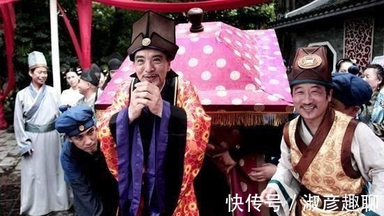 上下联&一贪官知县请客,对联讽刺下属不送礼,被下属怒怼,气的脸色发白